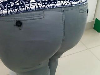 мой член касается большой задницы зрелых мамочек в джинсах