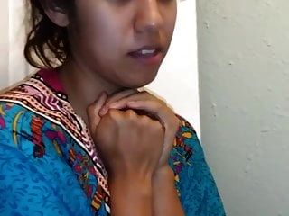 мексиканская девушка доит свои сиськи