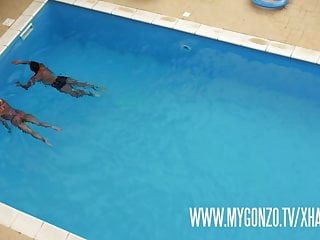 Мугур трахает великолепную немецкую мамочку Лану Вегасу у бассейна