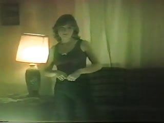 Девушка 80-х раздевается в гостиной
